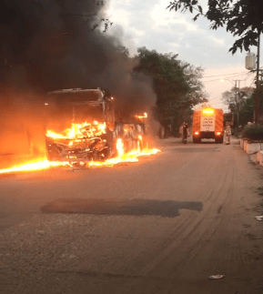 Un bus de la línea 23 ardió en llamas en Limpio