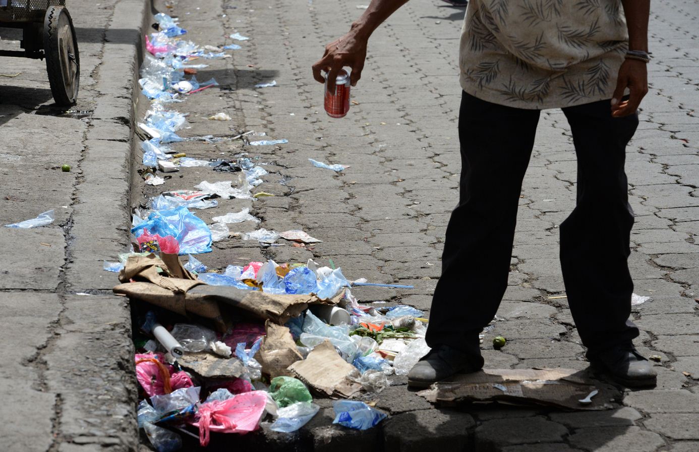 La necesidad se impone al miedo entre quienes reciclan basuras en Bolivia