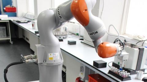 Crean un «robot científico» capaz de realizar experimentos de laboratorio