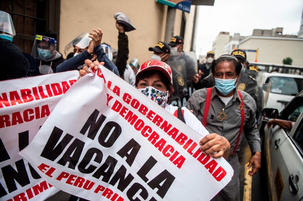 Incertidumbre en Perú tras asunción de Manuel Merino como presidente