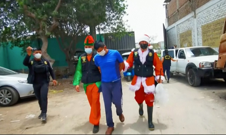 Vestidos de Papá Noel y elfos, agentes de policía en Perú ejecutan una redada antidrogas