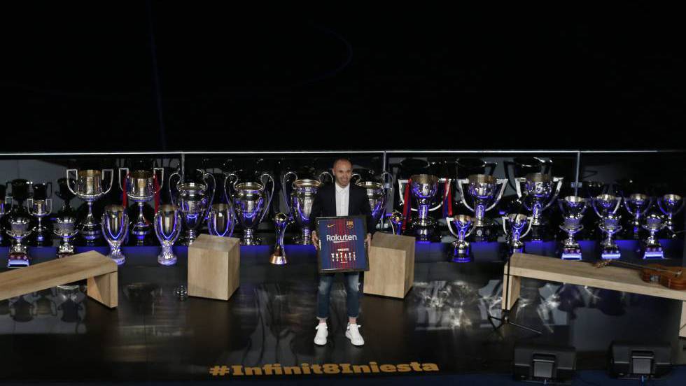 ¡Infinity Iniesta! El Barça despide al «Cerebro» con un acto de agradecimiento