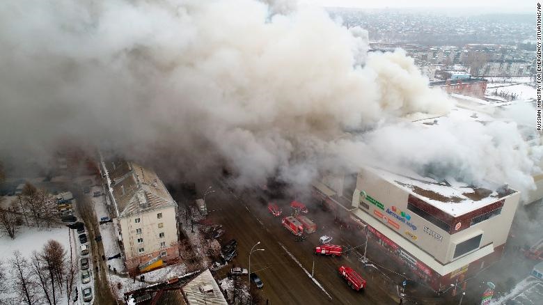 Al menos 53 personas murieron en un incendio en un shopping de Siberia