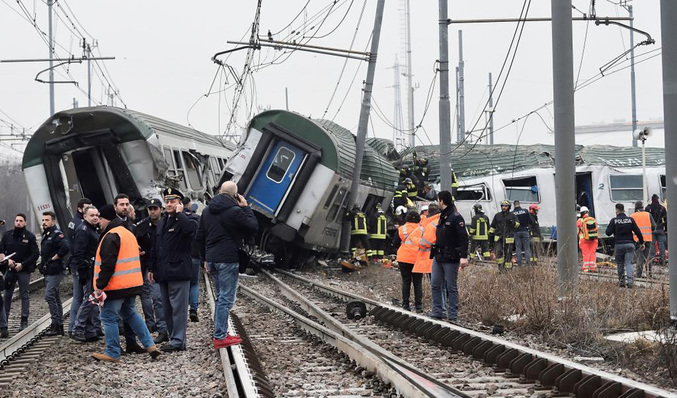 Dos muertos y decenas de heridos por el descarrilamiento de un tren en Milán