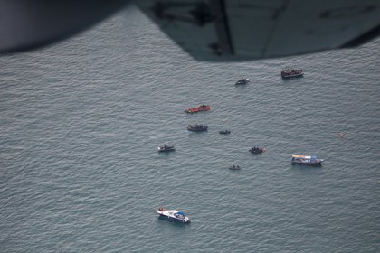 Encontraron restos humanos y la caja negra del avión que se estrelló en el mar de Indonesia