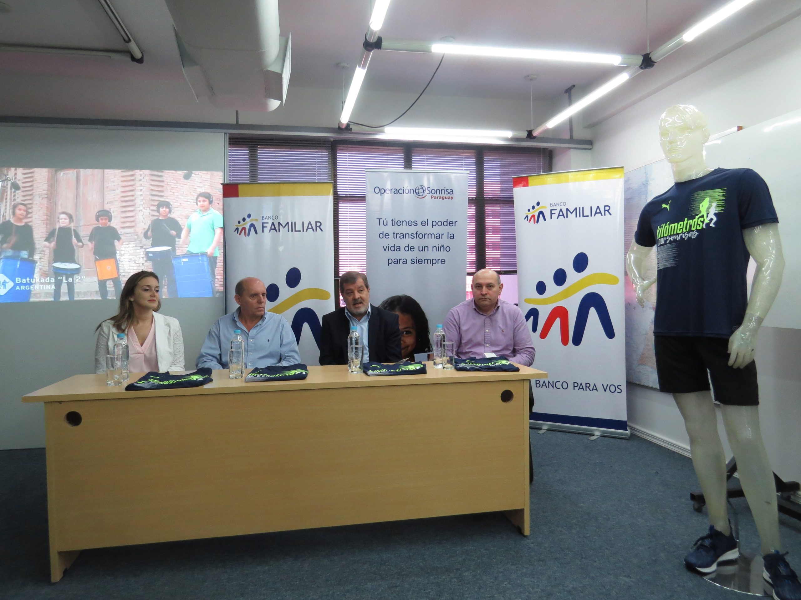 Operación Sonrisa y Banco Familiar lanzan la remera para la carrera anual