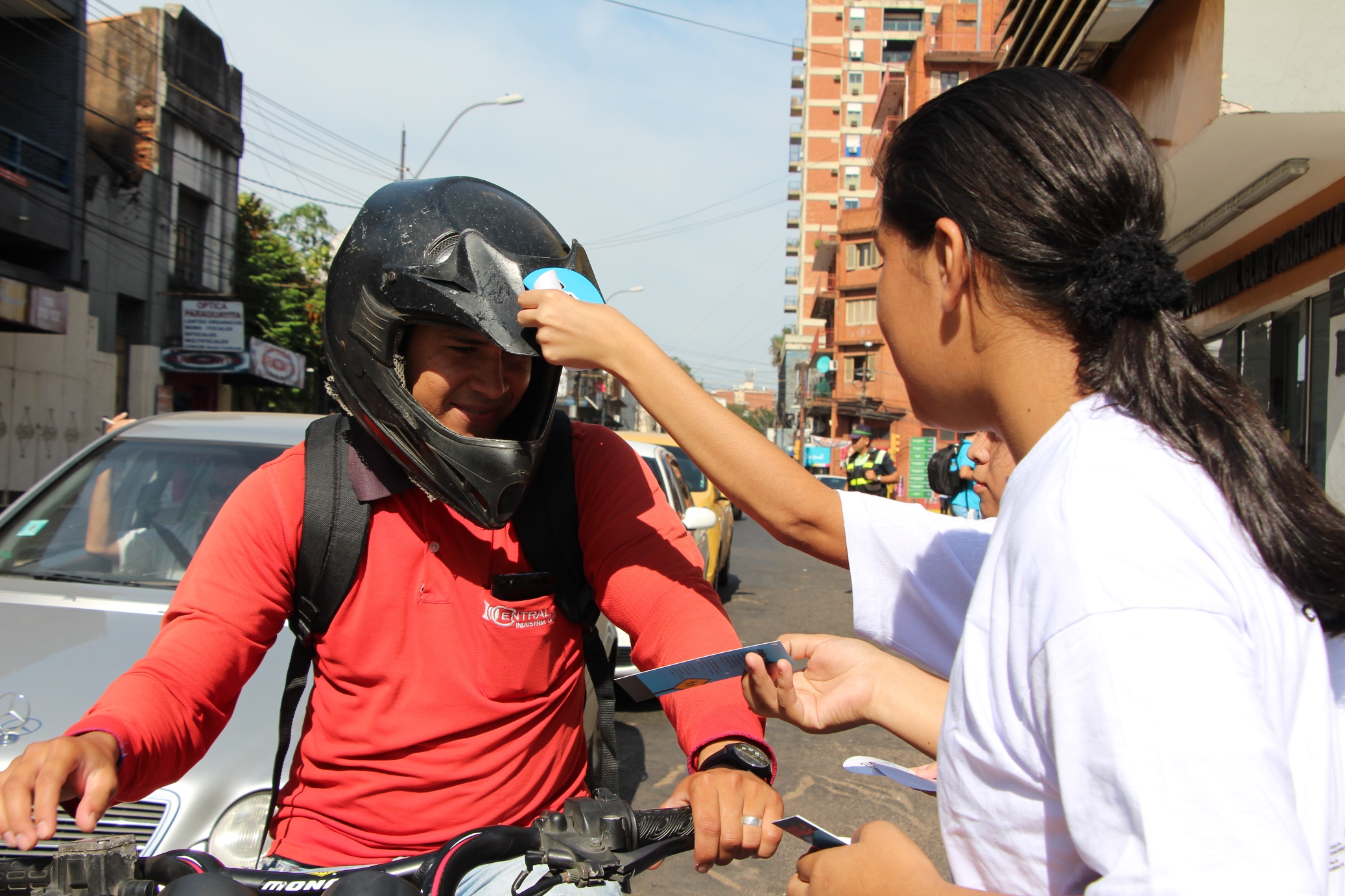 Estudiantes se convierten en agentes de tránsito por un día
