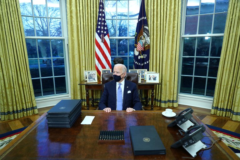 Joe Biden firmó sus primeros decretos como presidente de Estados Unidos