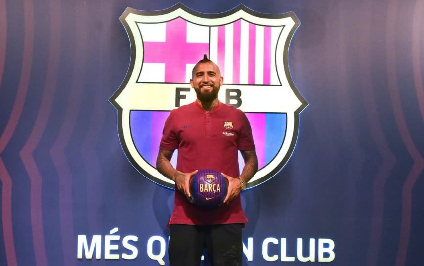 Arturo Vidal supera las pruebas médicas y firma contrato con el FC Barcelona
