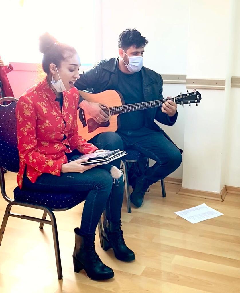 Dúo paraguayo cantó en misa de Navidad en Turquía