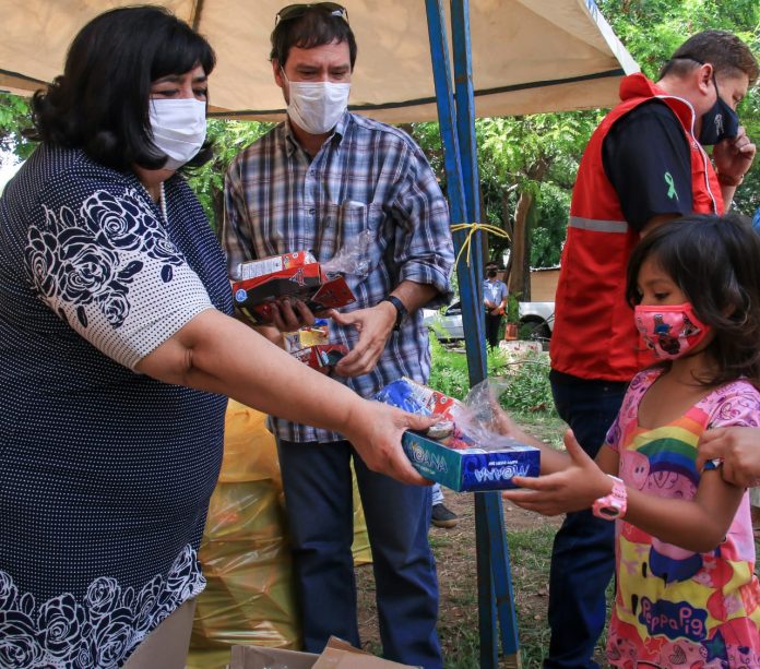 Entregan juguetes a niñas y niños afectados por el incendio en la Chacarita
