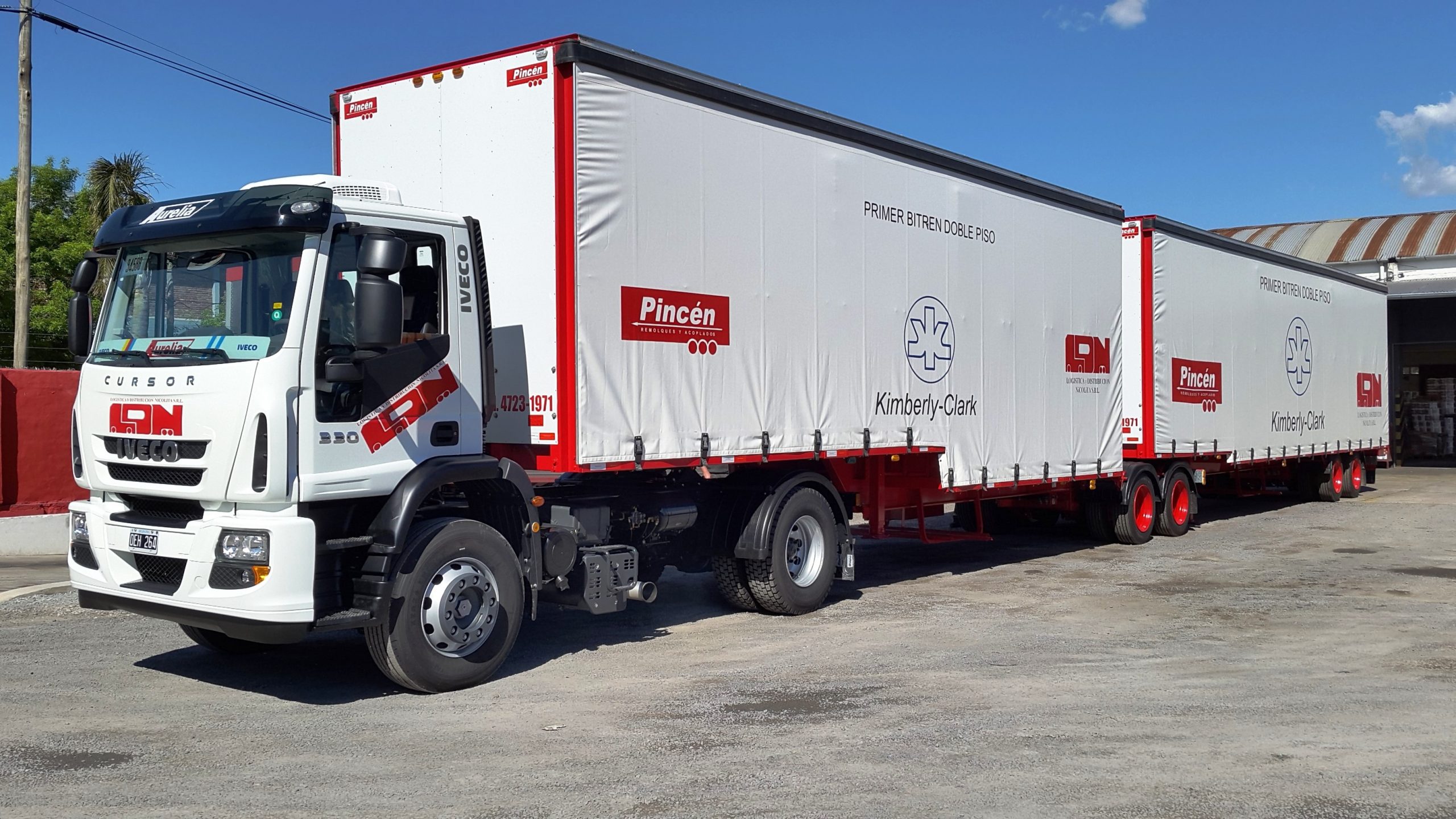 Dos grupos de camioneros protestan hoy contra el ingreso de bitrenes