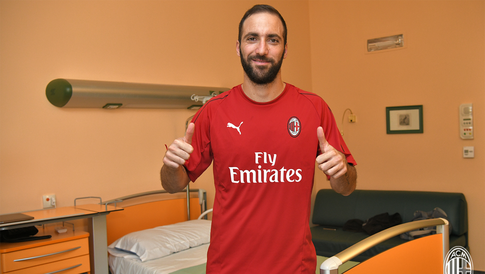 Higuain ya posa con la camiseta del AC Milan