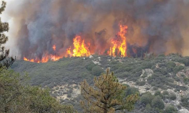 Bomberos están cerca de controlar la mitad del incendio Holy en California