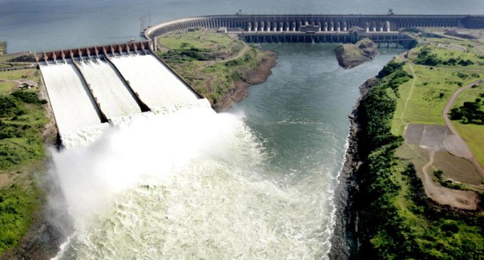 «Seguimos financiando el camino del despojo», sostiene ingeniera sobre Itaipú