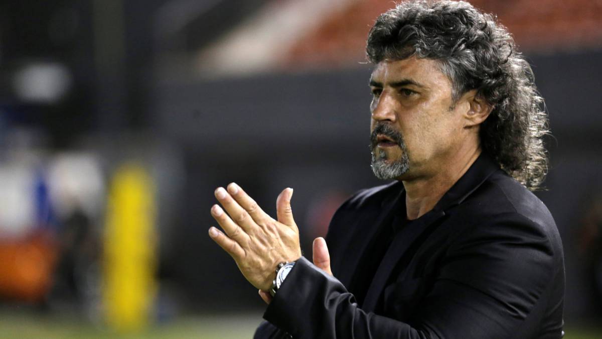 Zapag: «La función principal del DT es dirigir, no elegir jugadores no más»
