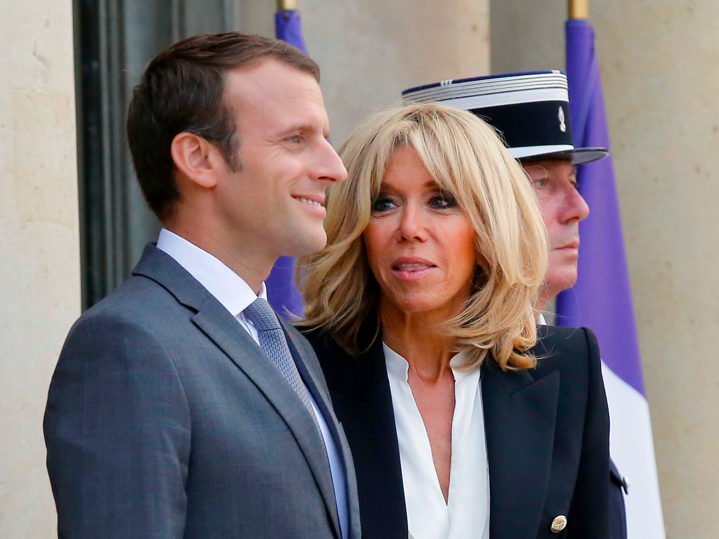 ¡A leer! Macron escribió novela erótica en su adolescencia, según su biografía