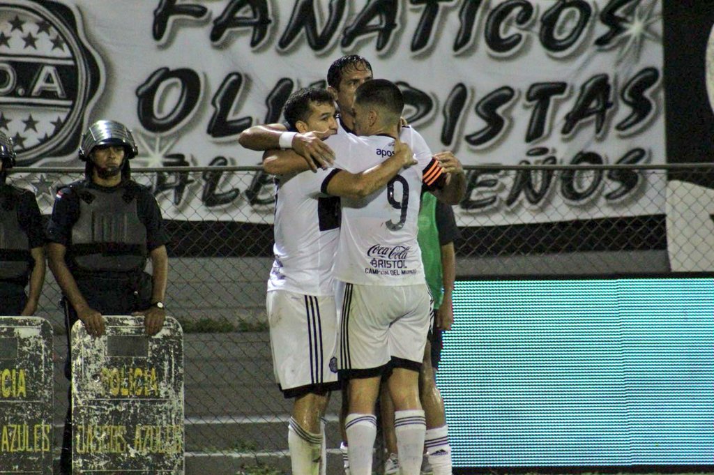 El Decano recuperó la punta del torneo Apertura