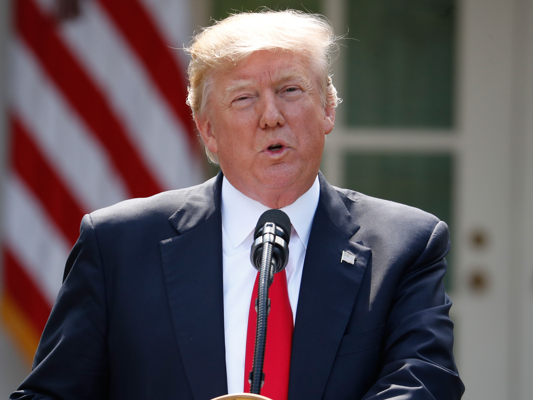 ¿La libre expresión? Trump quiere censurar la salida de un libro sobre él