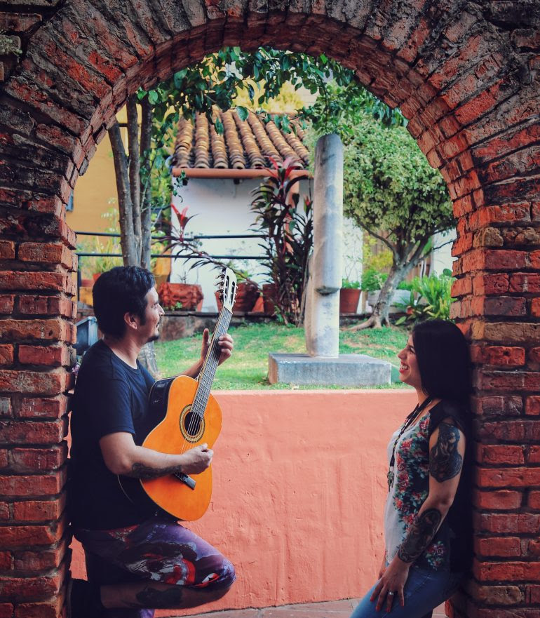 «Los viajantes» cantan en la Manzana de la Rivera