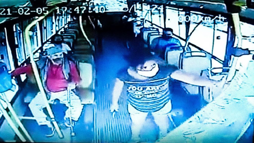 Un chofer de autobús le pide a una pasajera que use barbijo y esta reacciona apuñalándolo