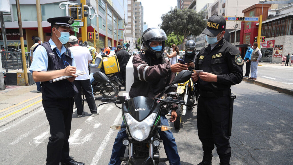 Suspenden a un policía que besó a una joven en vez de multarla por infringir el toque de queda en Perú