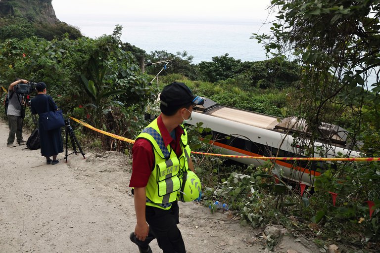 Tragedia en Taiwán: al menos 48 personas murieron tras el descarrilamiento de un tren