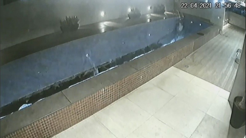Impactante derrumbe de una piscina sobre un estacionamiento en Brasil