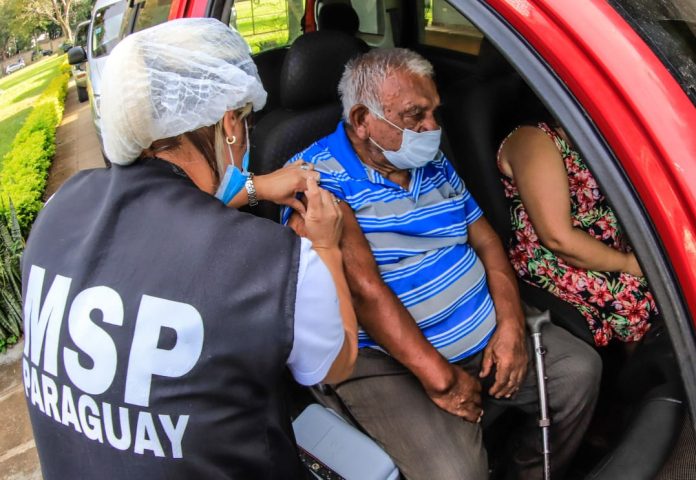 Desde mañana se vacunará a personas de 65 años o por cumplir