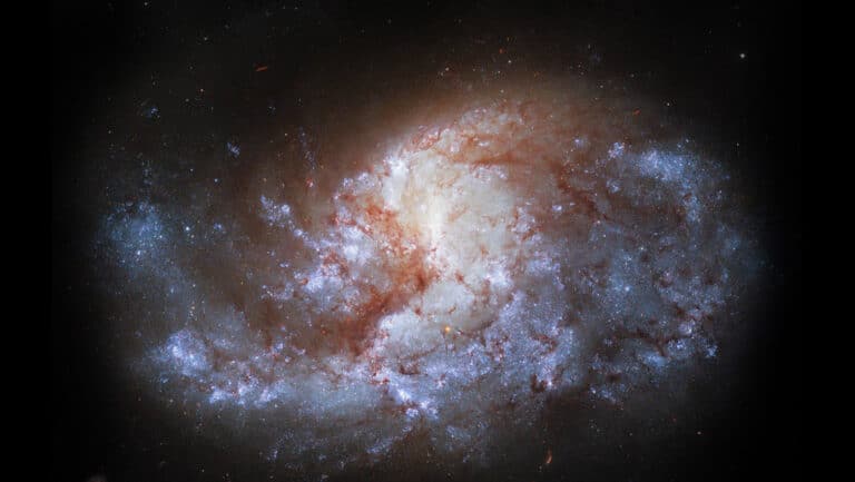 El telescopio Hubble capta una galaxia espiral «luminosa como una joya»