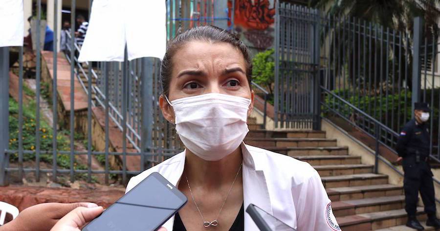 Los héroes de blanco reclaman el pago de sus salarios atrasados