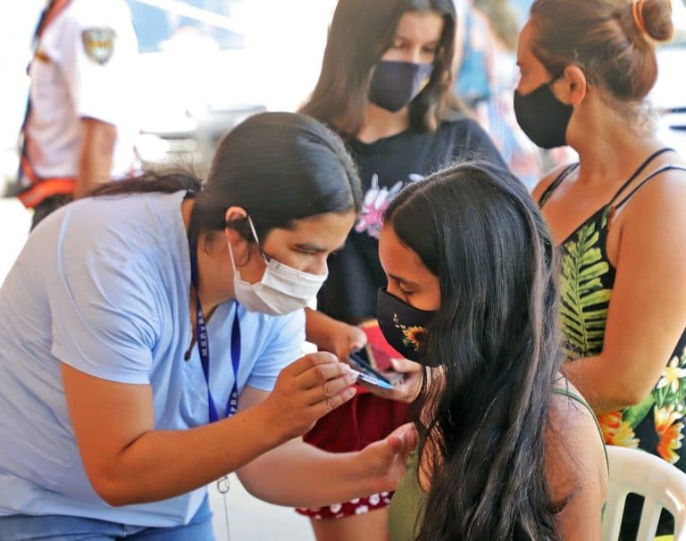 Campaña de vacunación seguirá en los centros educativos para llegar a ...