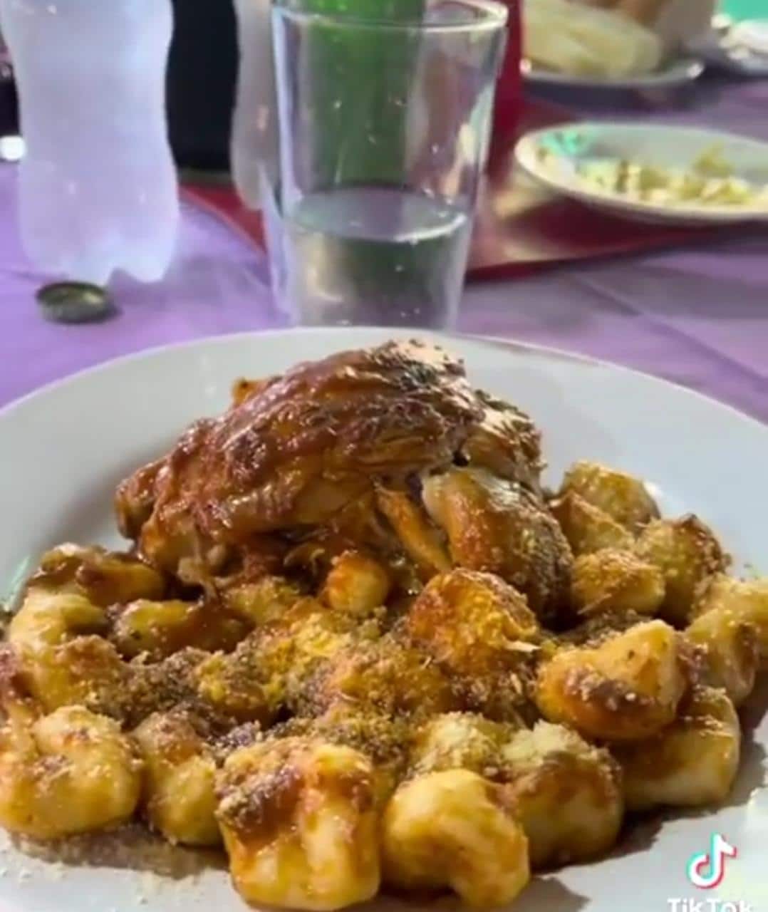 Ña Ñeca, propietaria del comedor viral dice que todos sus platos son preparados con mucho cariño