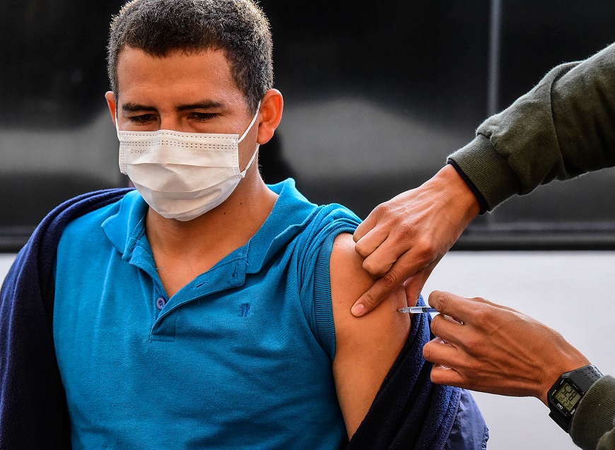 Continúan disponibles las vacunas contra la influenza y COVID-19, indican desde Salud