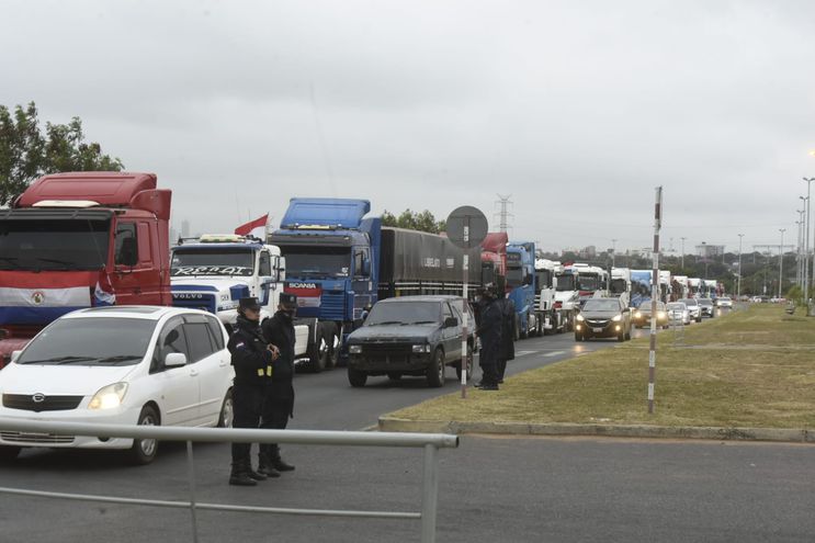 Camioneros de Tobati rechazan tarjeta de descuento de combustible de Petropar