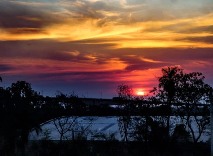 Anuncian clima fresco a cálido y cielo nublado para este lunes