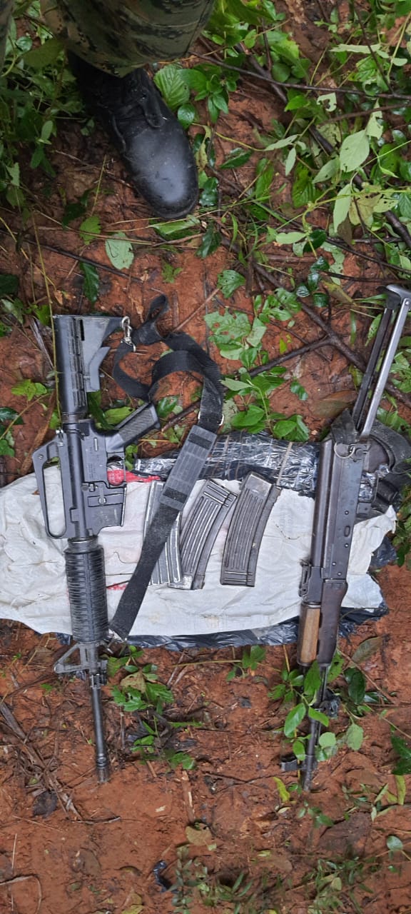 Recuperan armas de la Policía Nacional tras allanamiento a un campamento en Puentesiño