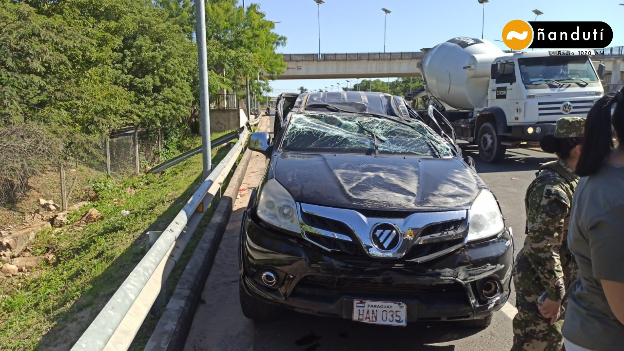 Rescatan a la persona que quedó atrapada tras el vuelco de un vehículo en la autopista Ñu Guasú