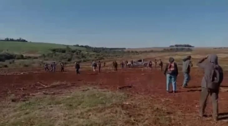 Itapúa: Campesinos habrían intentado quemar maquinarias con agricultores adentro, según comisario