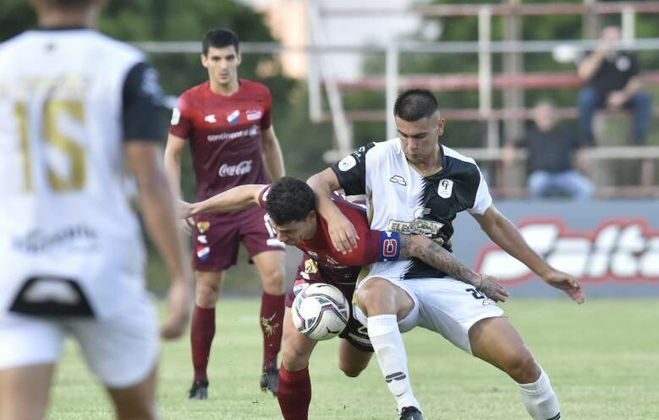 Nacional y Tacuary se enfrentan esta tarde en el estadio Arsenio Erico