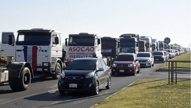 Camioneros anuncian movilización para el martes en contra del aumento del precio de combustibles