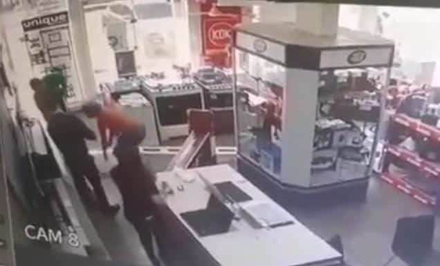 Asalto a local en Luque: Policías recuperan celulares robados tras enfrentamiento