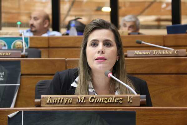 Según Kattya González pacientes del IPS estarían gastando Gs. 500.000 por día