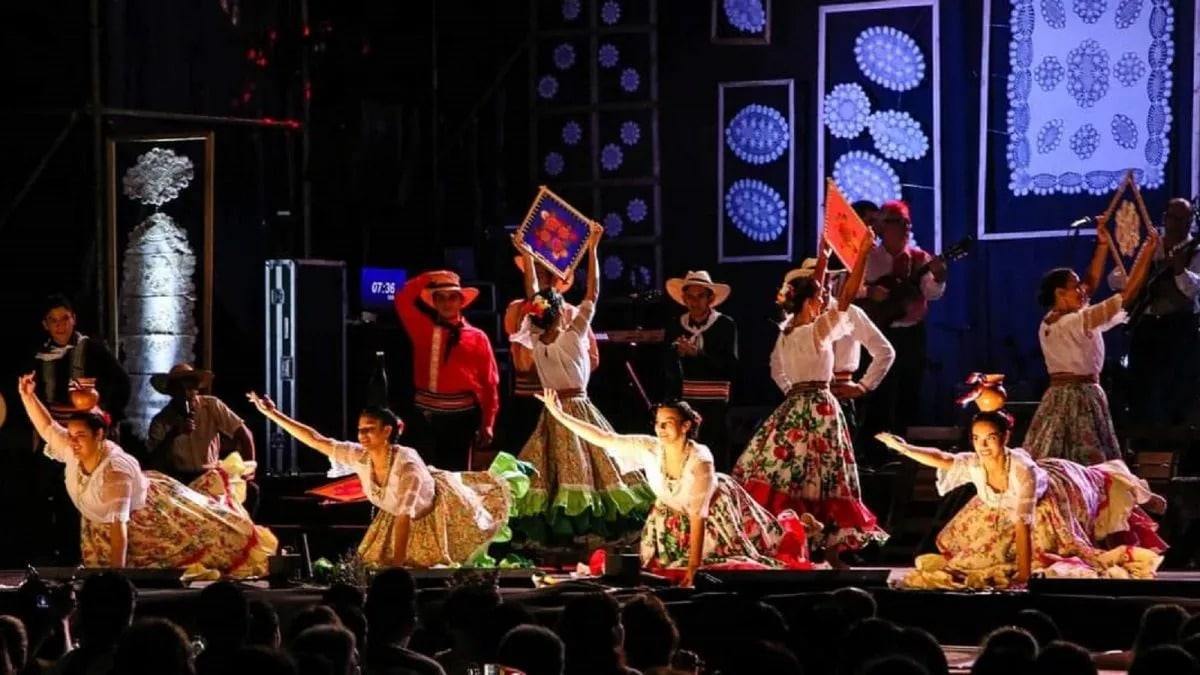 La edición 44 del festival folclórico más grande del país se lleva esta noche en Itauguá