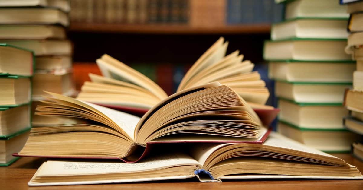 “Los chicos no tienen acceso a los libros y por eso no leen” dice el escritor Alejandro Hernández