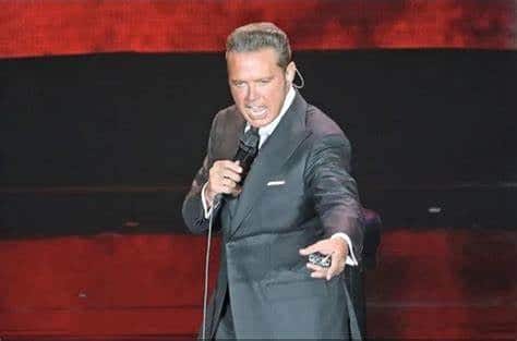 Luis Miguel es hospitalizado de urgencia al llegar a Chile