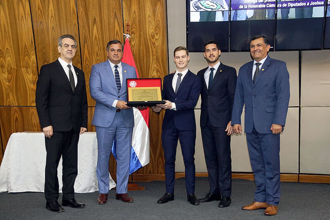 Entregan premio “Arsenio Erico” al piloto paraguayo Joshua Duerksen