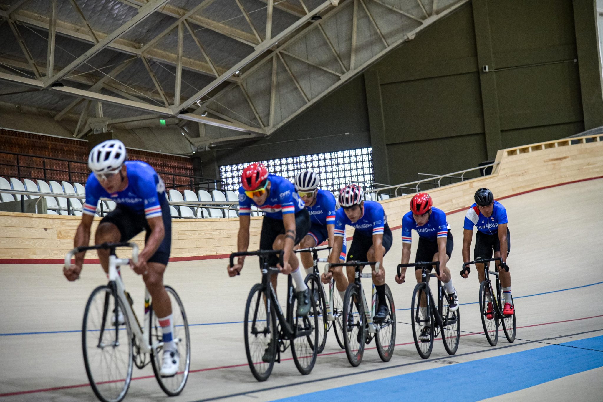 Ciclistas de la región se lucen en velódromo nacional
