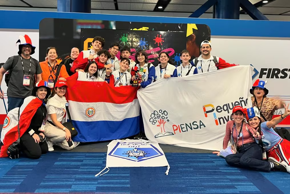 Premian a jóvenes paraguayo de CDE en mundial de robótica de Lego en EE. UU.