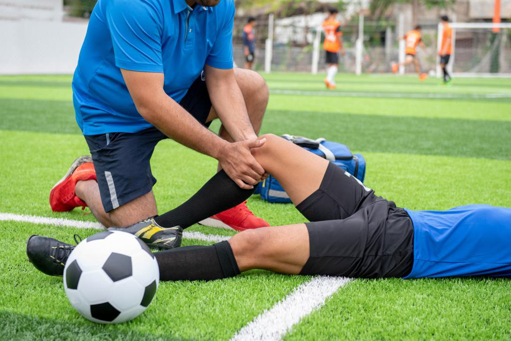 Canchas sintéticas generan más lesiones deportivas, advierte especialista
